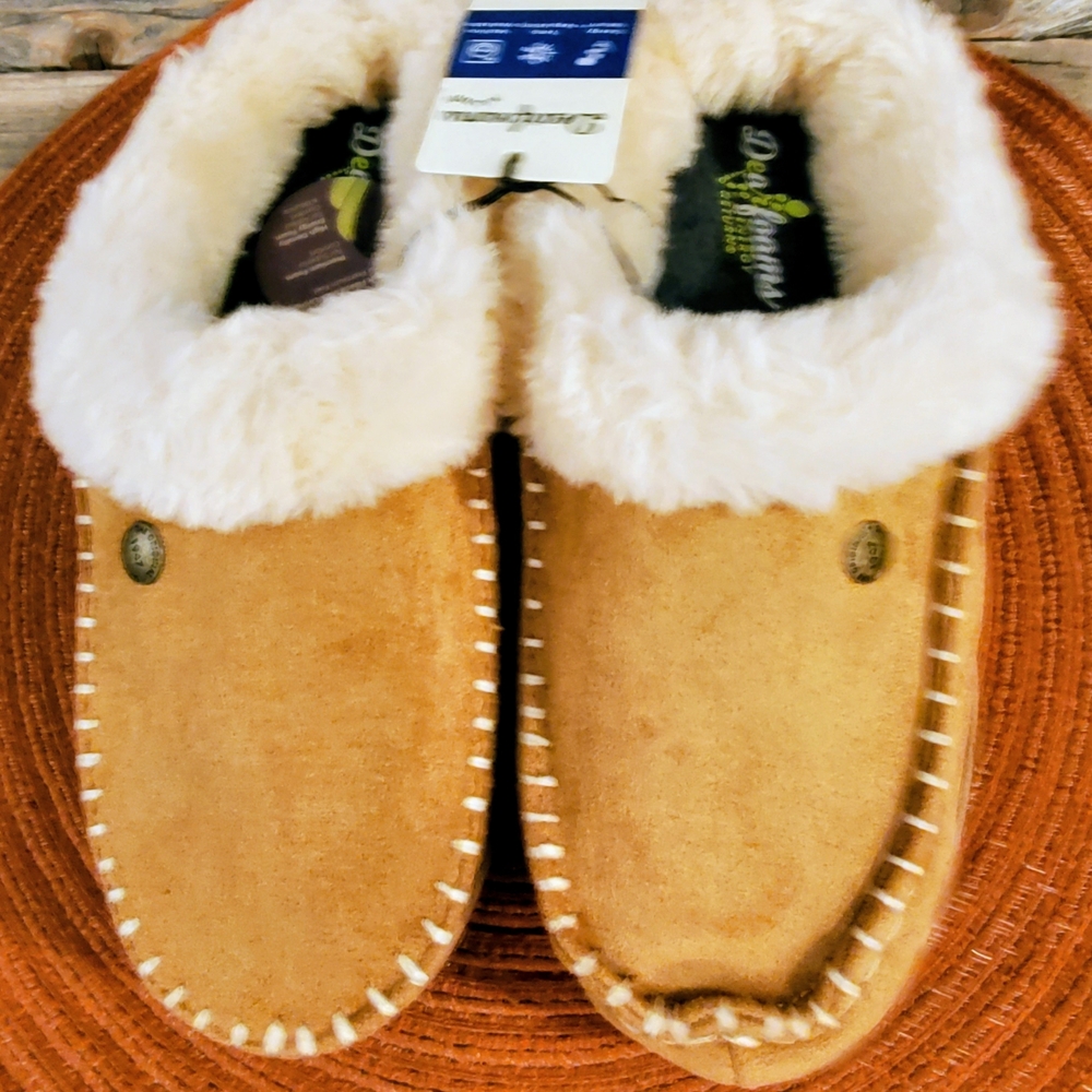 Dearfoams Cozy Tan Women's Slippers with White Fur Lining